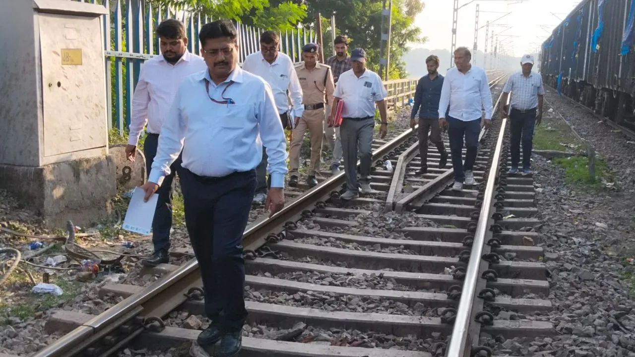 उन्नाव में रेलवे ब्रिज और ट्रैक मजबूती परखने दिल्ली से पहुंचे मुख्य ब्रिज इंजीनियर