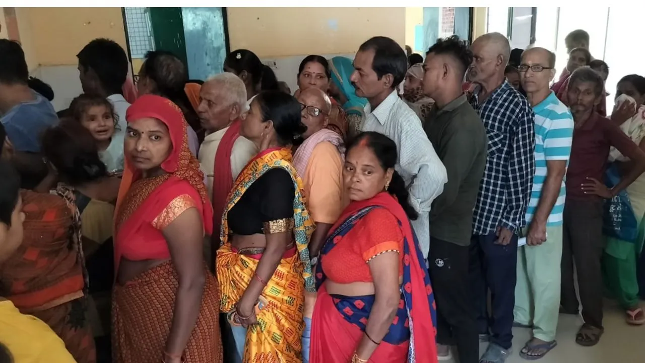 उन्नाव में मौसम के बदलाव से बढ़ी बीमारियां...पीएचसी में मरीजों की लगी लाइन, इस बीमारी के आ रहे ज्यादा मरीज