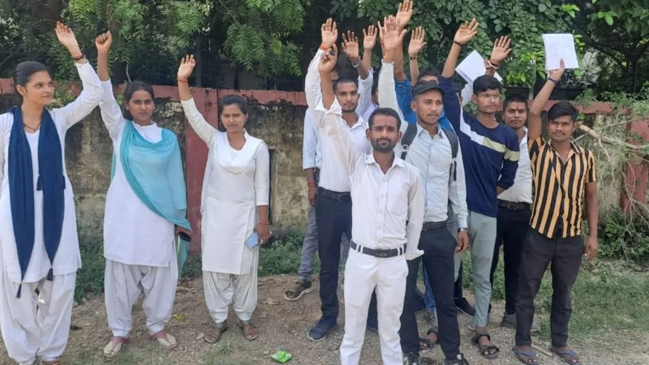 Kannauj: फेल होने पर छात्रों ने किया प्रदर्शन...प्रधानाचार्य ने कॉलेज से बाहर निकाला, जानिए पूरा मामला