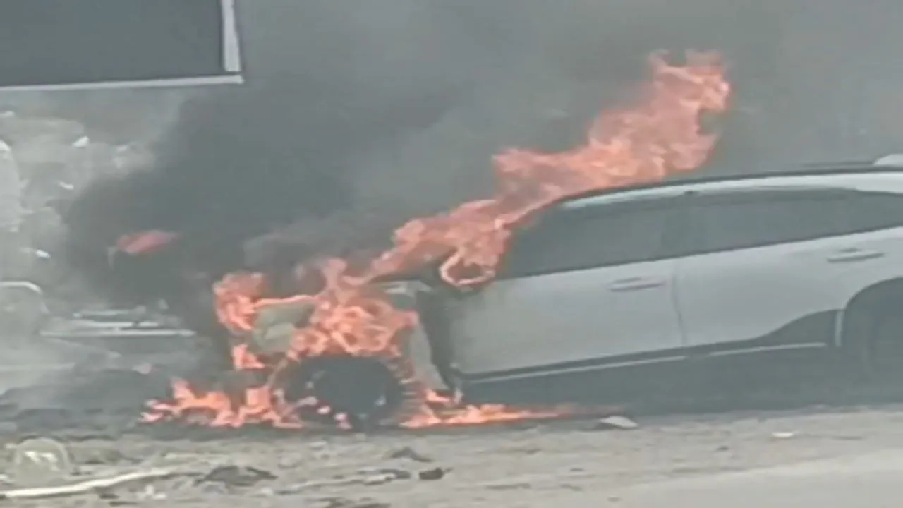 Fire in Car : सड़क पर धू धूकर जली कार, अनहोनी से घबराये लोग, यातायात रोका गया