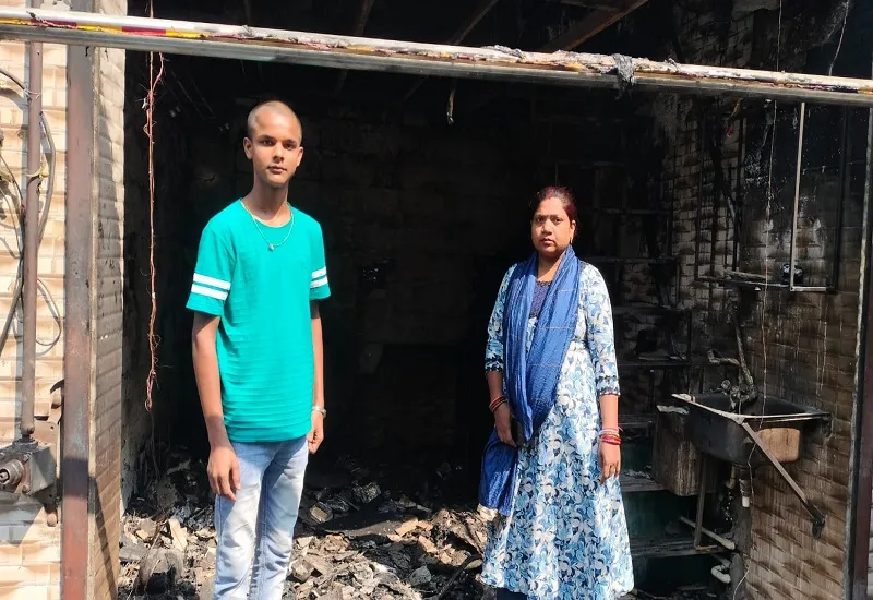 मुरादाबाद : गंगा भोजनालय होटल में लगी भीषण आग, 5 लाख का हुआ नुकसान 