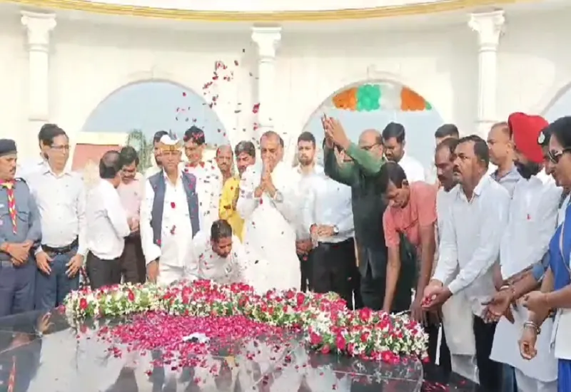 रामपुर में धूमधाम से मनाई गई गांधी जयंती, शहर विधायक बोले- बापू की अस्थियां दफन होना गर्व की बात
