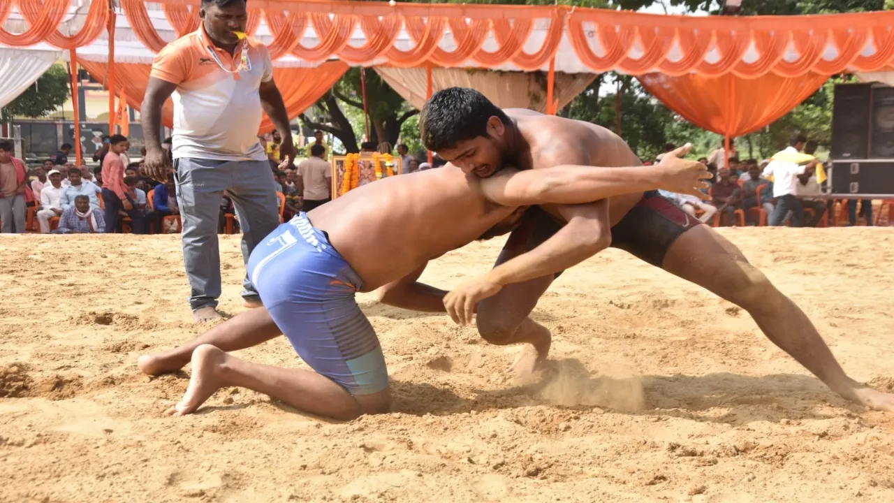कुश्ती प्रतियोगिता में रहा नंदनी नगर गोंडा का दबदबा : दशहरा पर्व पर सरायराशी में हुई परंपरागत कुश्ती 