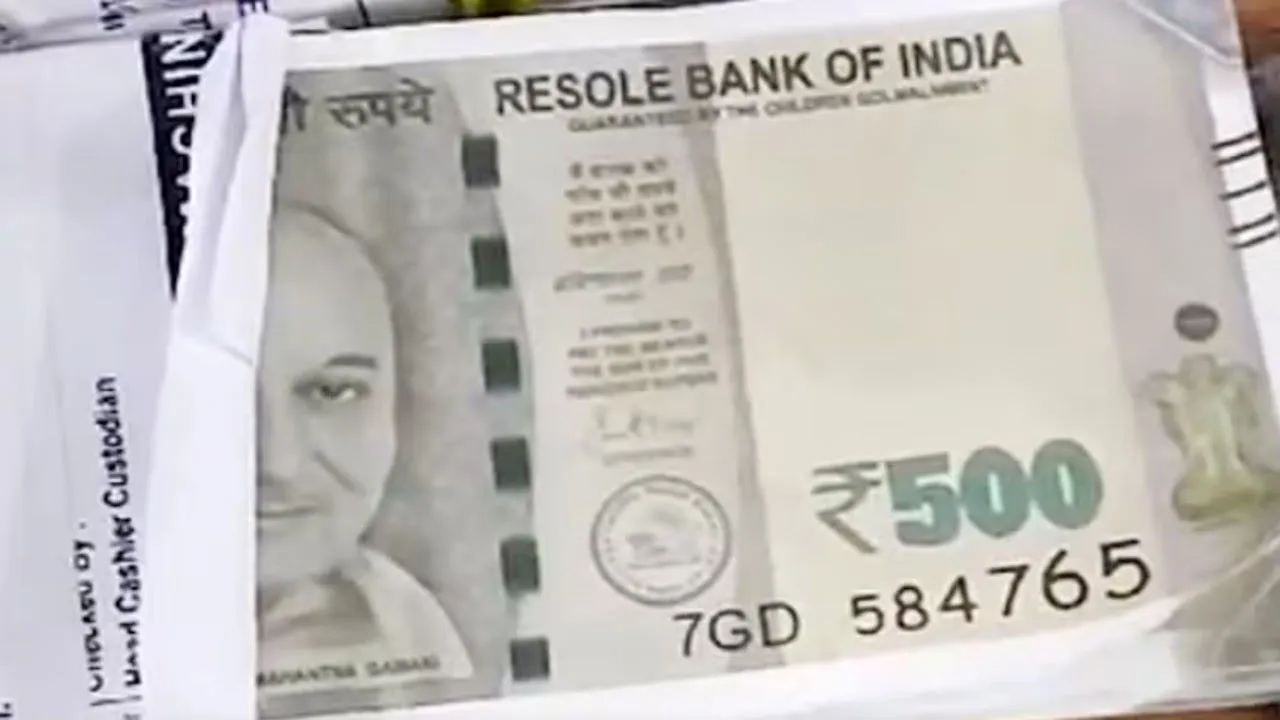 500 रुपये की नोट पर महात्मा गांधी की जगह किसी और की छप गई फोटो, जानिये किसने किया यह खेल, वीडियो वायरल