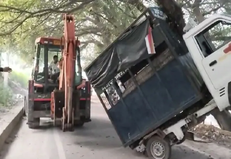 मुरादाबाद : बाइक सवार को बचाने के चक्कर में पेड़ पर चढ़ी नगर निगम की गाड़ी, हवा में लटकी...देखिए VIDEO