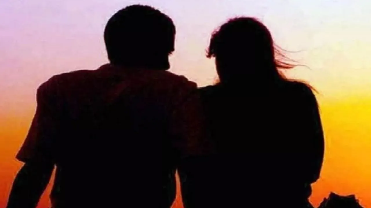 शाहजहांपुर: चार बच्चों की मां को सोशल मीडिया पर युवक से हुआ प्यार, प्रेमी को बुलाया घर, अचानक आ धमका पति, फिर क्या हुआ? यहां पढ़ें