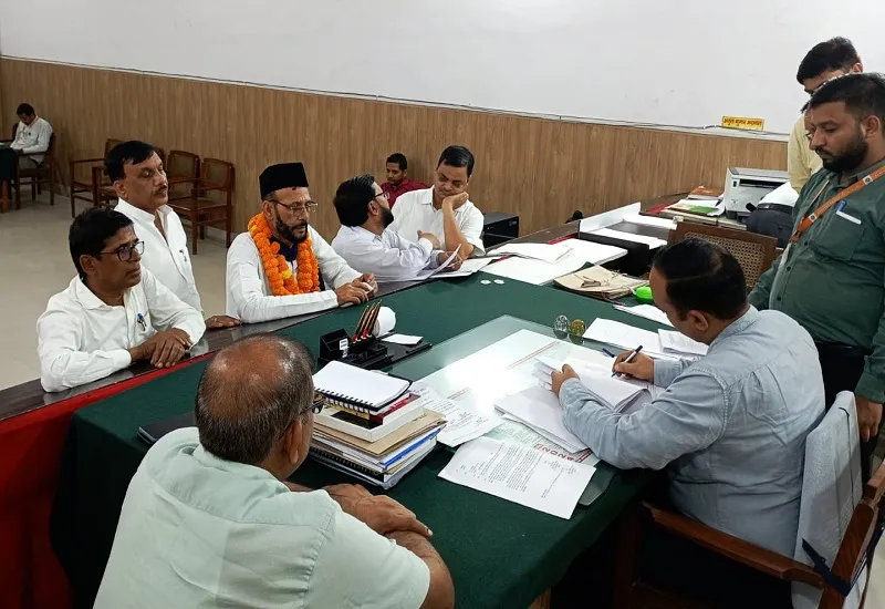 कुंदरकी विधानसभा उप चुनाव : बसपा प्रत्याशी रफतउल्ला ने कराया नामांकन, सपा-भाजपा पर टिकीं नजरें