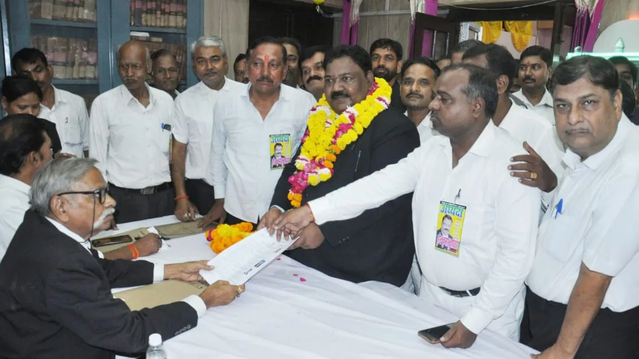 Kanpur: बार एसोसिएशन चुनाव की सरगर्मी बढ़ी, 51 प्रत्याशियों ने कराया नामांकन, जुलूस निकालकर मांगा समर्थन 