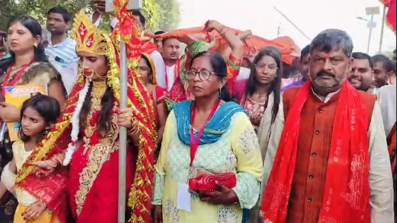 अयोध्या : कामाख्या देवी मंदिर से निकली 261 मीटर चुनरी यात्रा 