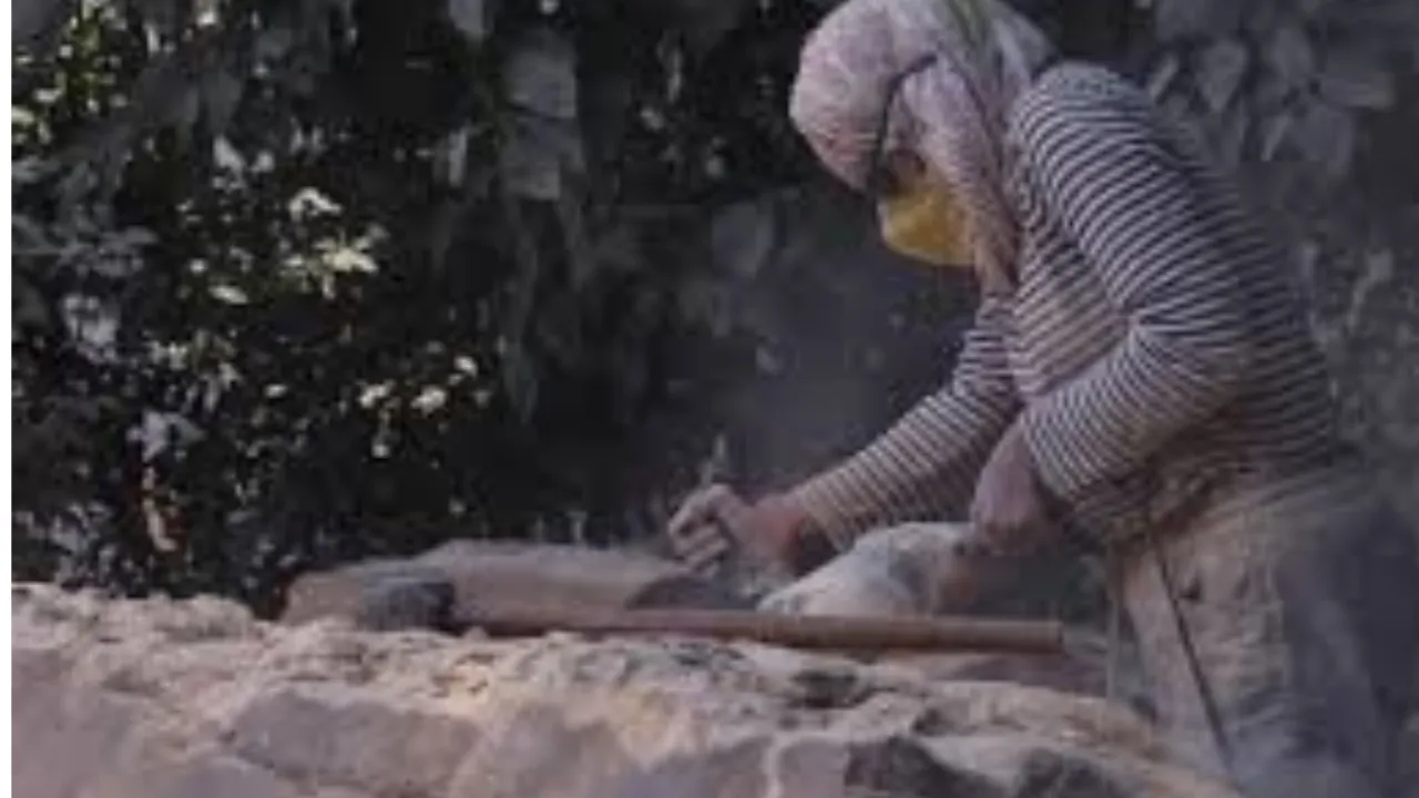 Lucknow: पत्थरों पर उभर रहीं कल्पनाएं, बोलती हैं मूर्तियां