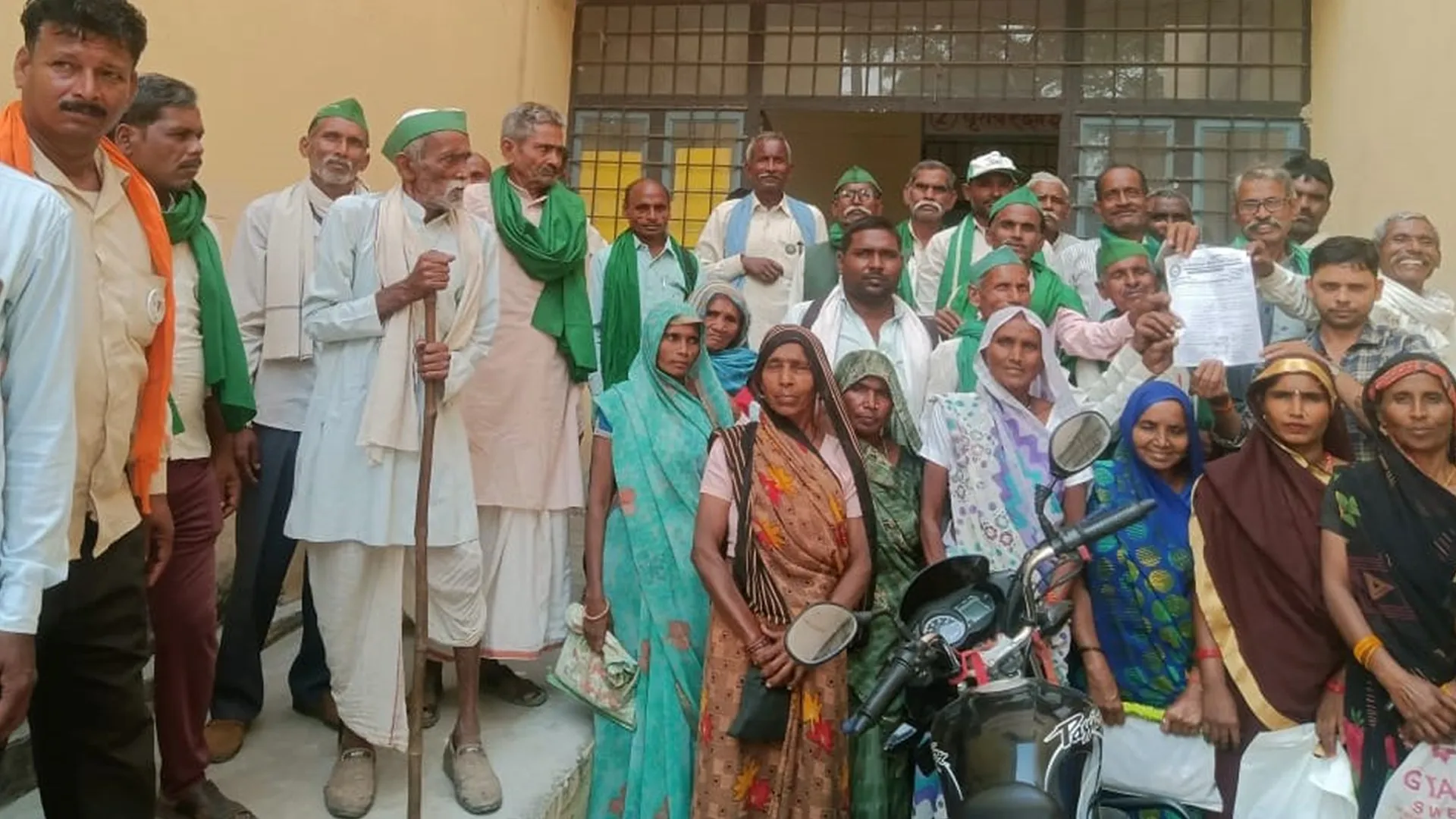 शाहजहांपुर: डीएपी और बीज नहीं मिलने से किसान परेशान, भाकियू का फूटा गुस्सा