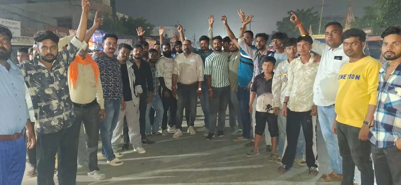 रुद्रपुर: युवती को बंधक बनाने पर भड़के लोगों ने किया प्रदर्शन