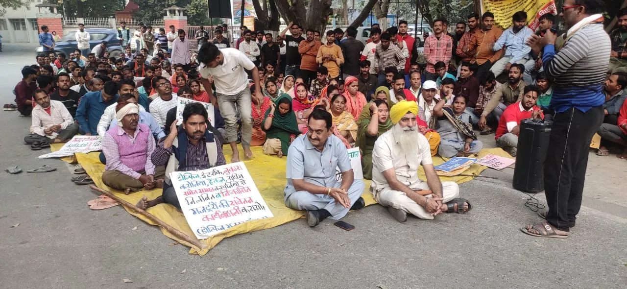 रुद्रपुर: आक्रोशित डॉल्फिन श्रमिकों ने निकाली पदयात्रा