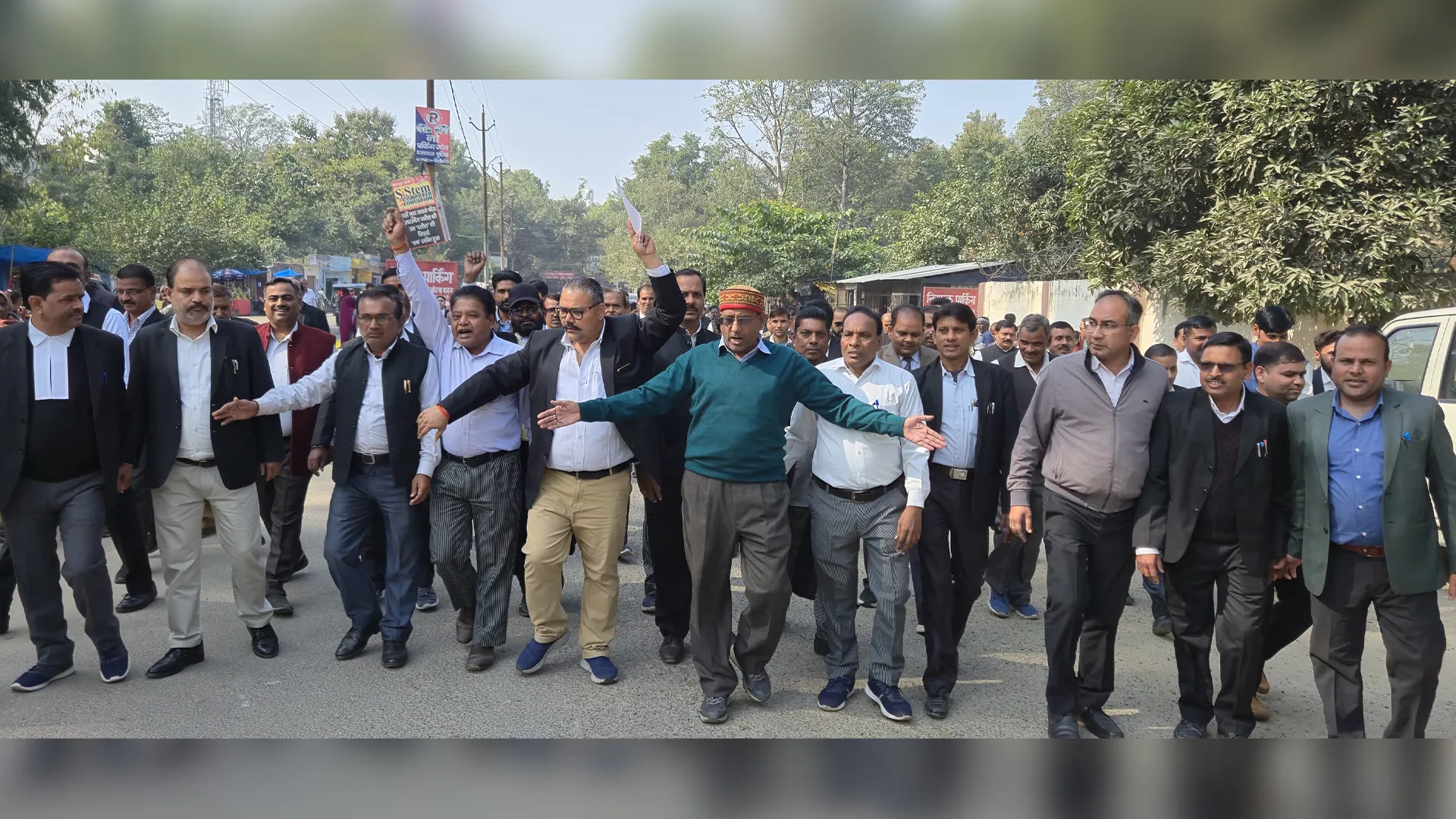 पीलीभीत: गाजियाबाद कांड के विरोध में गरजे अधिवक्ता...जुलूस निकालकर जमकर की नारेबाजी