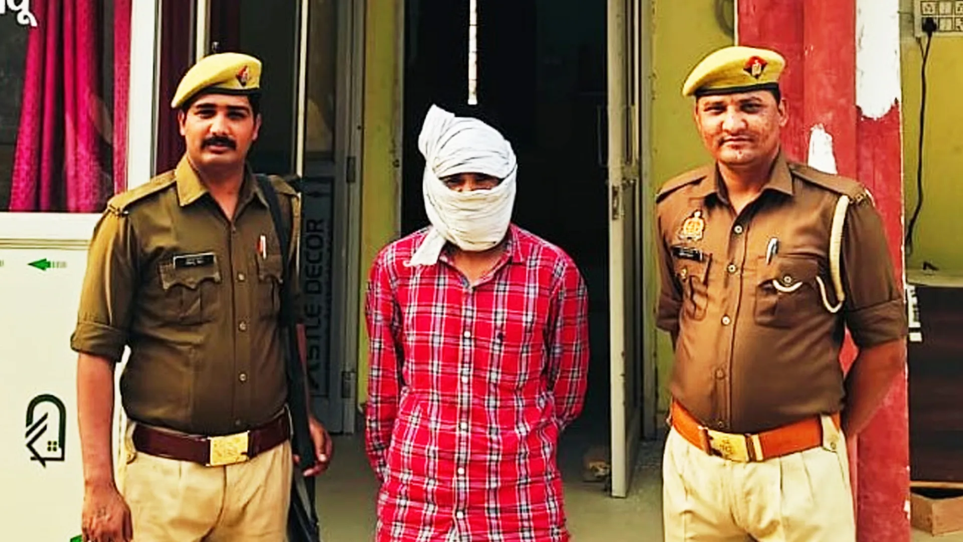 बदायूं: एटीएम में ऐसे करता था चोरी, सुनकर पुलिस भी रह गई हैरान