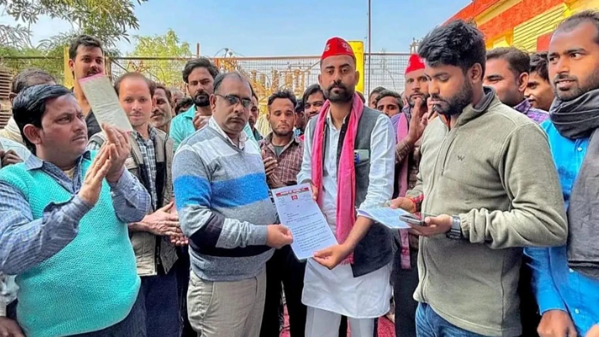 शाहजहांपुर: बिजली कर्मचारियों पर फूटा गुस्सा, किया जमौर उपकेंद्र का घेराव