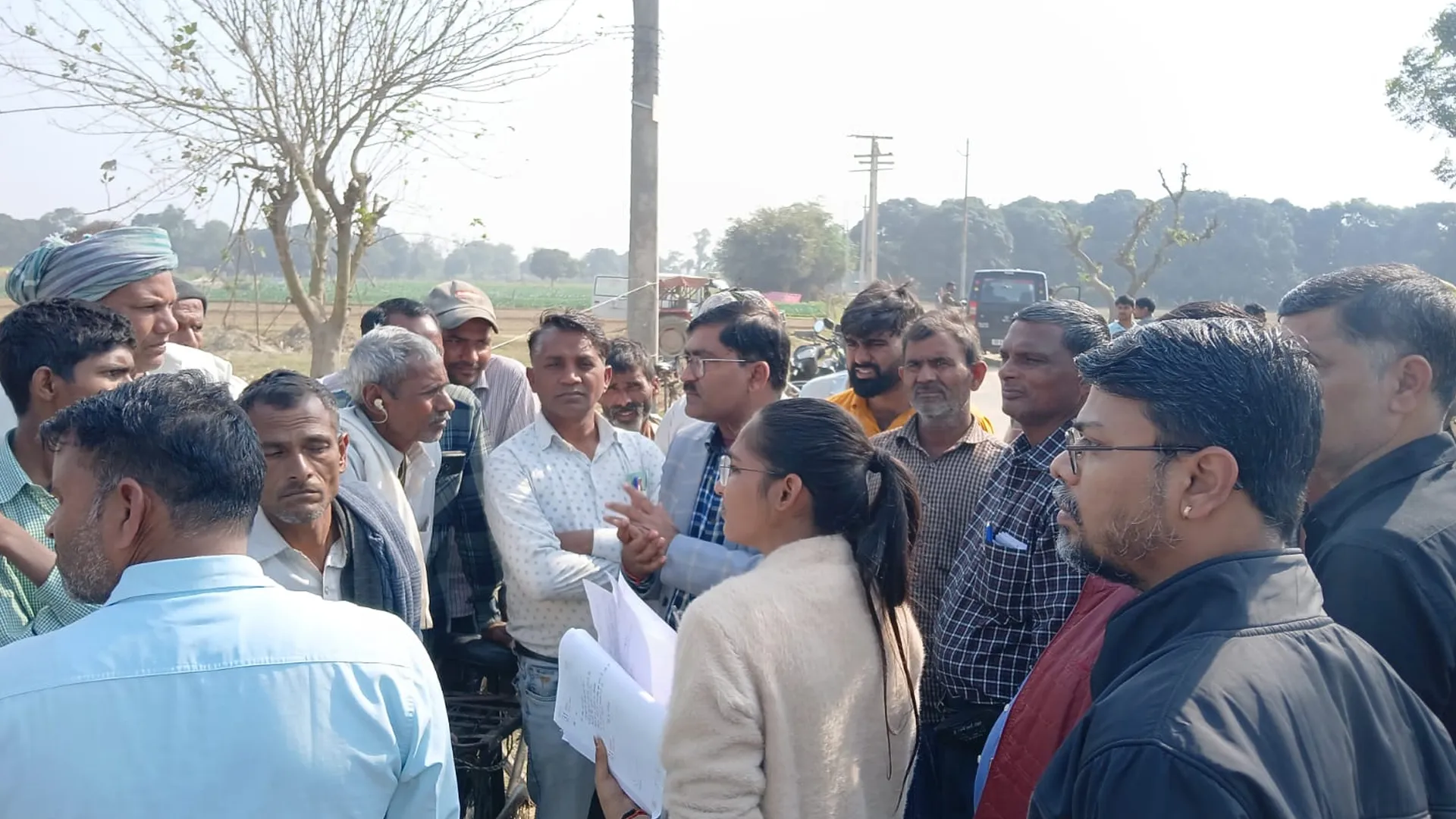 कासगंज: एनएचआई नहीं बना रही पुलिया, तो आक्रोशित ग्रामीणों ने शुरू किया अनिश्चितकालीन धरना