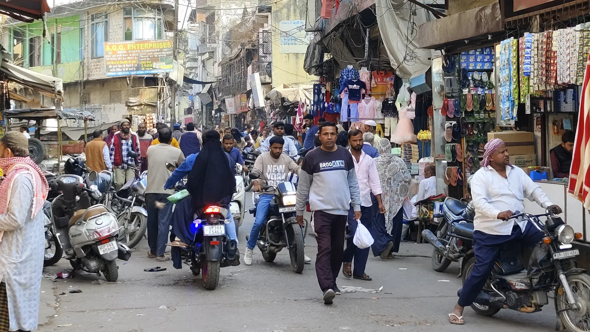 संभल के हालात हो रहे सामान्य, बाजार खुले तो लौटने लगी रौनक