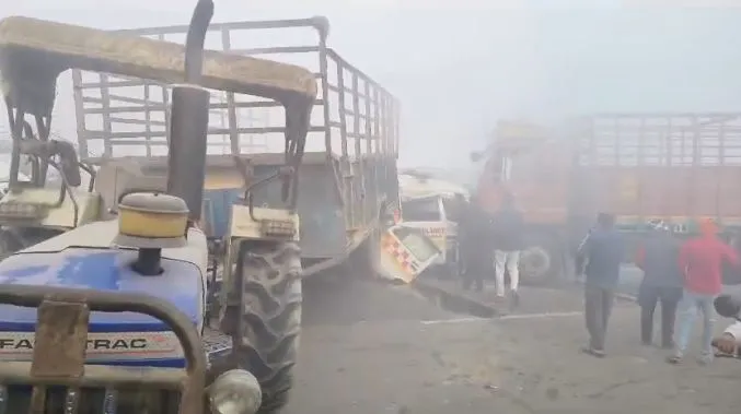 Bareilly: कोहरे में मेडिकल कॉलेज की बस समेत सात वाहन टकराए, 26 विद्यार्थी घायल