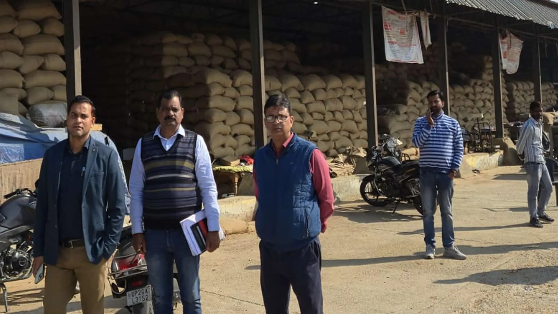 पीलीभीत: खरीद में खेल का बढ़ा शोर...एआर कोऑपरेटिव ने खुद परखा क्रय केंद्र का हाल