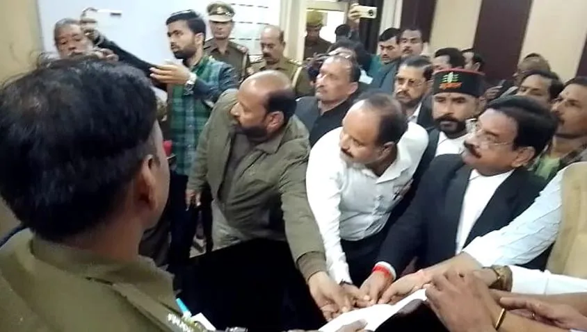 लखीमपुर खीरी: दरोगा के बिगड़े बोल...मामले ने पकड़ा तूल तो SP ने किया लाइन हाजिर, ऑडियो वायरल