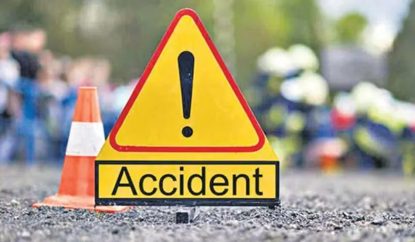 Bareilly: नटराज सिनेमा के पास कार ने खड़ी कार में मारी टक्कर, महिला की मौत