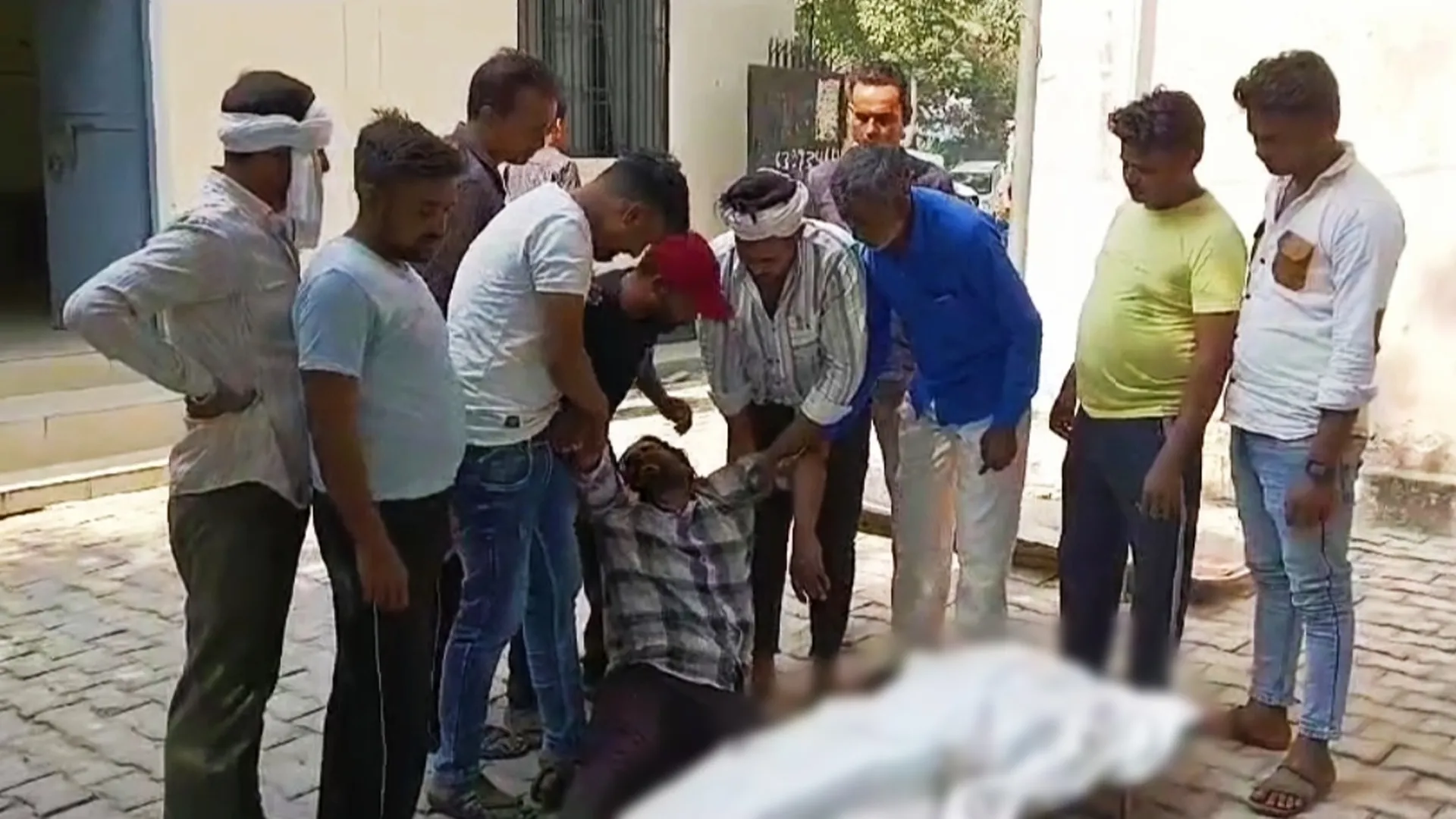 अलीगढ़: जेल में बंदी की मौत के बाद परिजनों का पोस्टमार्टम हाउस पर हंगामा