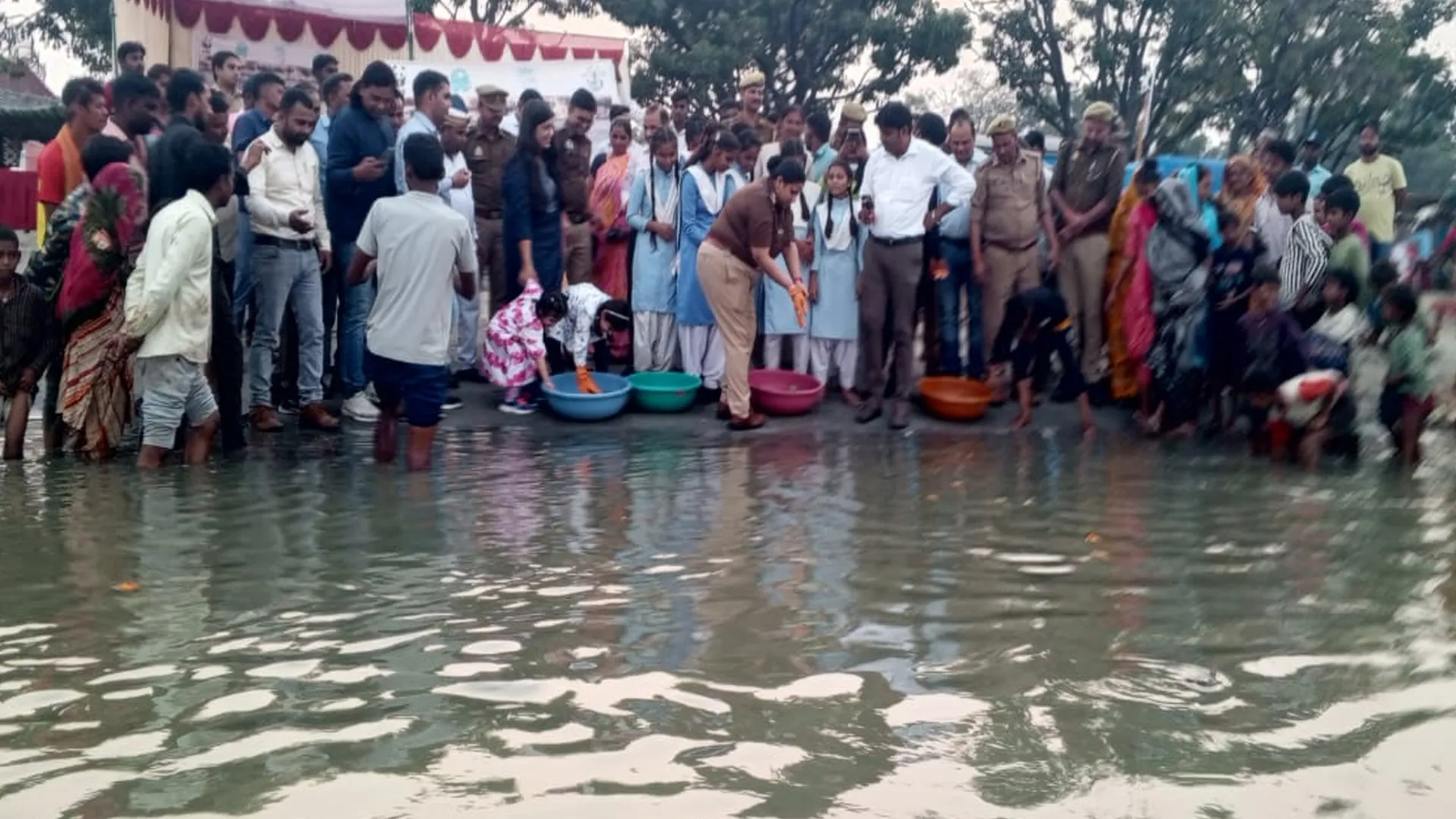 कासगंज: गंगा में उतरते ही कछुओं ने शुरू कीं अठखेलियां...