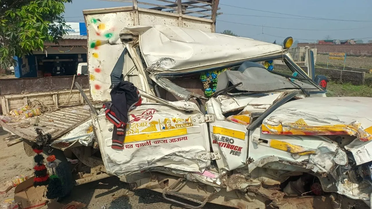 फर्रुखाबाद में इटावा बरेली हाईवे पर तेज रफ्तार कंटेनर ने बोलेरो में मारी टक्कर, चार घायल
