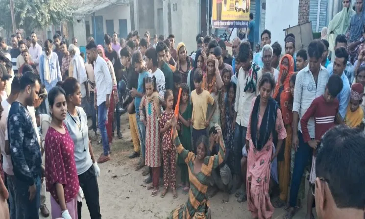 बदायूं: ट्रक की टक्कर से बाइक सवार महिला की मौत, पति और बेटी घायल