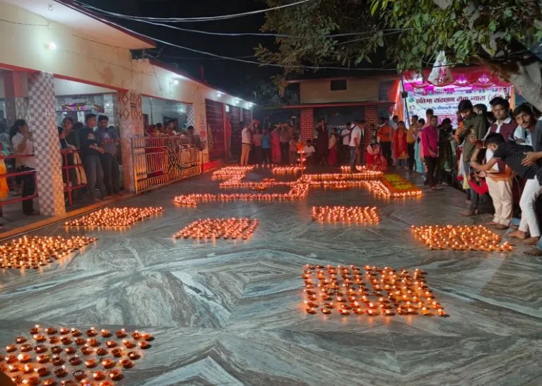 बहराइच: देव-दीपावली पर 11000 दीपों से जगमग हुआ सरयू तट, उमड़ा आस्था का जनसैलाब