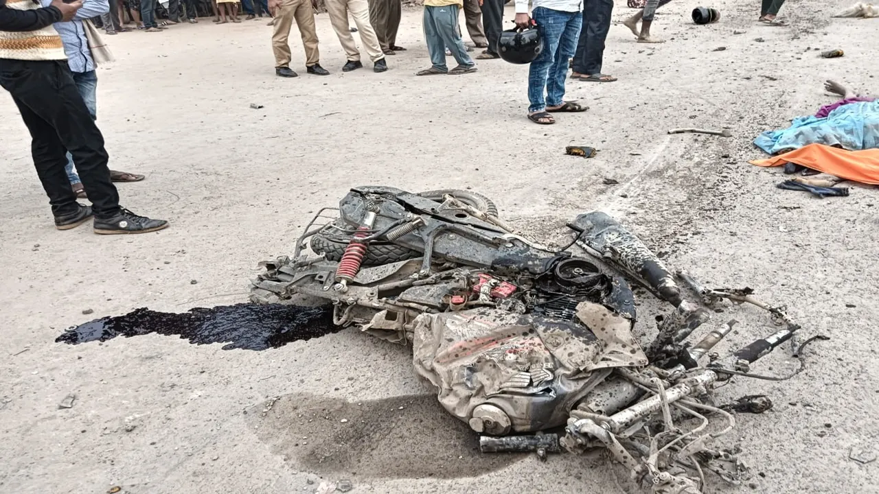 बहराइच में भीषण हादसा: ट्रक की टक्कर से बाइक के उड़े परखच्चे, बालक समेत दो की मौत, 2 घायल