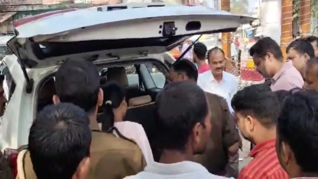 UP by-polls: कार की तलाशी लेने पर भड़कीं सपा सांसद की बेटी, CO से कर ली बहस, VIDEO वायरल
