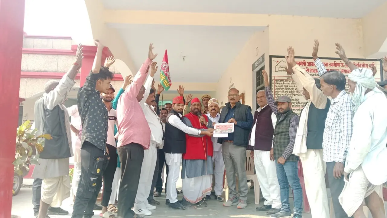 बहराइच: भाजपा राज में दर-दर भटक रहें किसान.., किसानों की समस्याओं को लेकर सपा ने दिया धरना, पूर्व विधायक ने सौंपा ज्ञापन