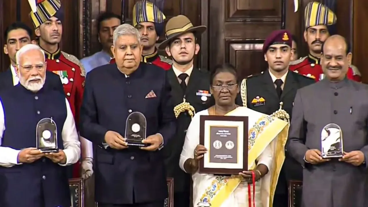 Constitution Day: राष्ट्रपति मुर्मू ने कहा- हमारे देश का सबसे पवित्र ग्रंथ है संविधान