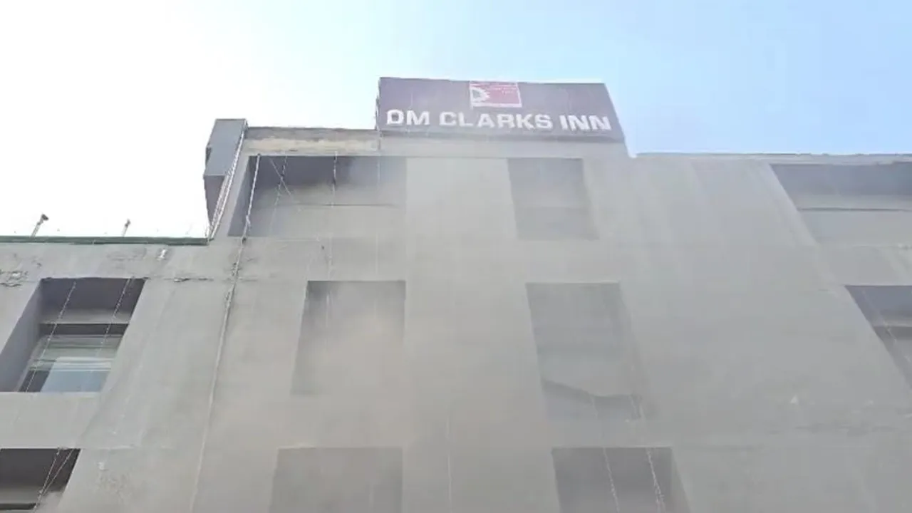 रायबरेली के होटल ओम क्लार्क में आग लगने से मची भगदड़, लाखों का सामान जलकर राख 