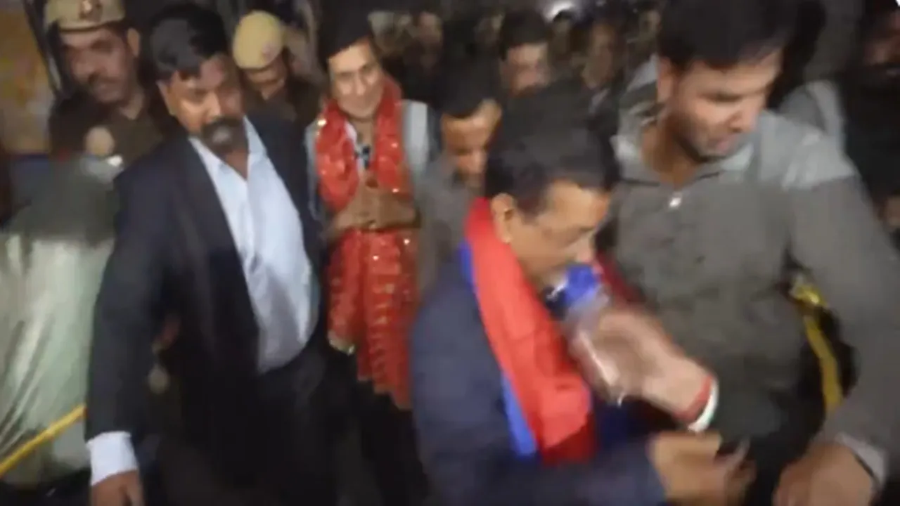 दिल्ली: पदयात्रा के दौरान केजरीवाल पर युवक ने फेंका तरल पदार्थ, आरोपी हिरासत में