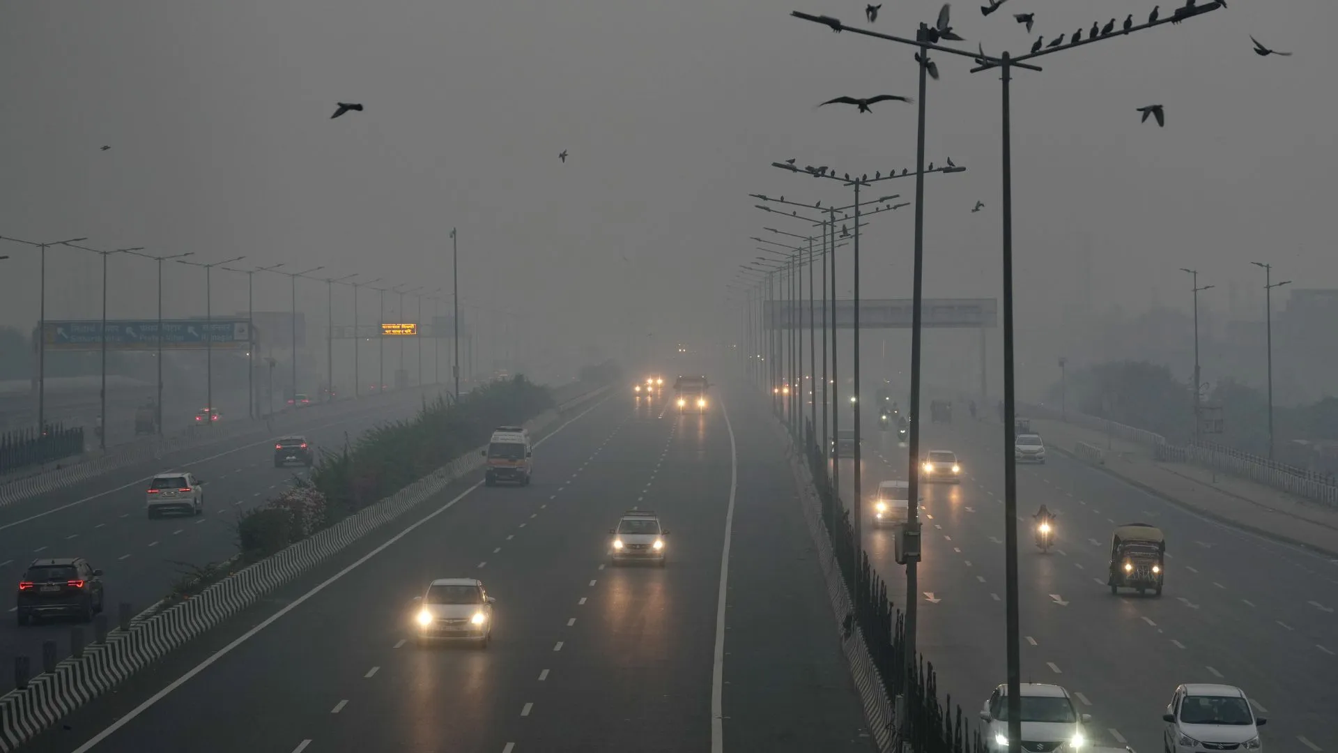 पटाखों पर प्रतिबंध की उड़ीं धज्जियां...दिवाली के बाद दिल्ली में धुंध छाई, हवा में घुला बारूद