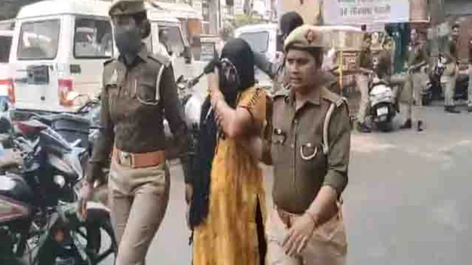 लखनऊ: विधानसभा के सामने महिला ने किया आत्मदाह का प्रयास, पुलिस ने रोका...गाजियाबाद से आई थी महिला