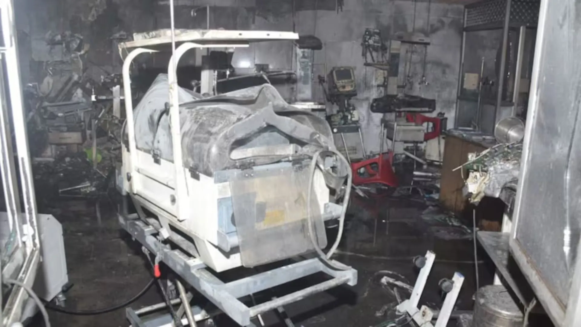 झांसी अग्निकांड: पोस्टमार्टम के बाद पांच शिशुओं के शव उनके परिजनों को सौंपे गए 