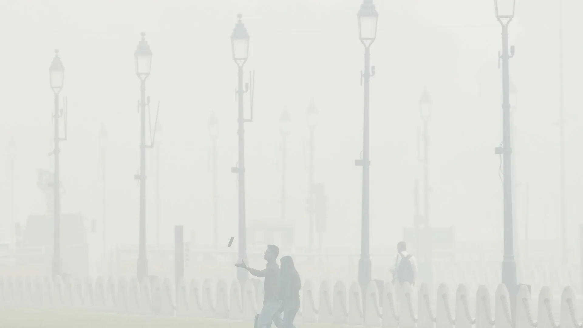 Delhi Pollution: दिल्ली में ट्रकों और इन गाड़ियों की एंट्री बैन, बढ़ते प्रदूषण ने बिगाड़े हालात, GRAP-4 लागू