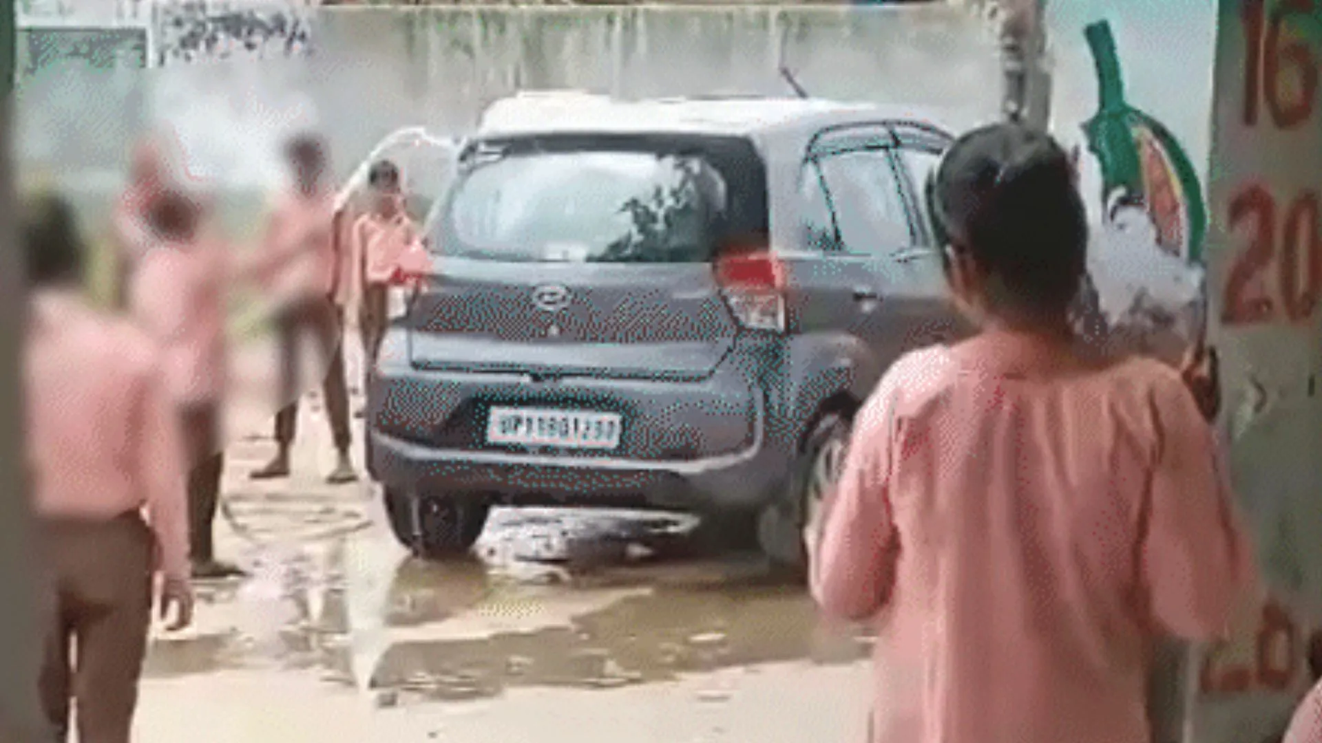 सहारनपुर के एक सरकारी स्कूल में विद्यार्थियों से गाड़ी की सफाई कराने का वीडियो वायरल, जांच के आदेश