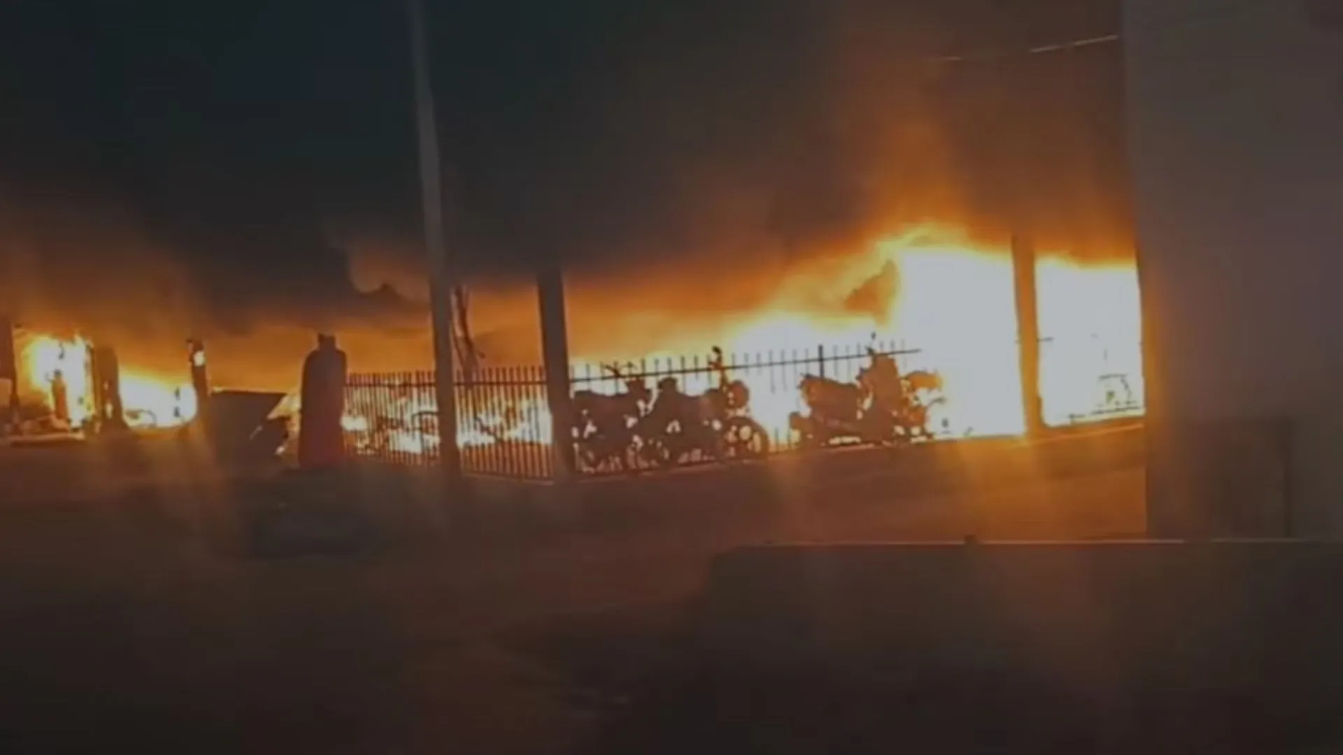 वाराणसी में कैंट रेलवे स्टेशन पर लगी भीषण आग, 150 से अधिक वाहन जलकर खाक...मची अफरा तफरी