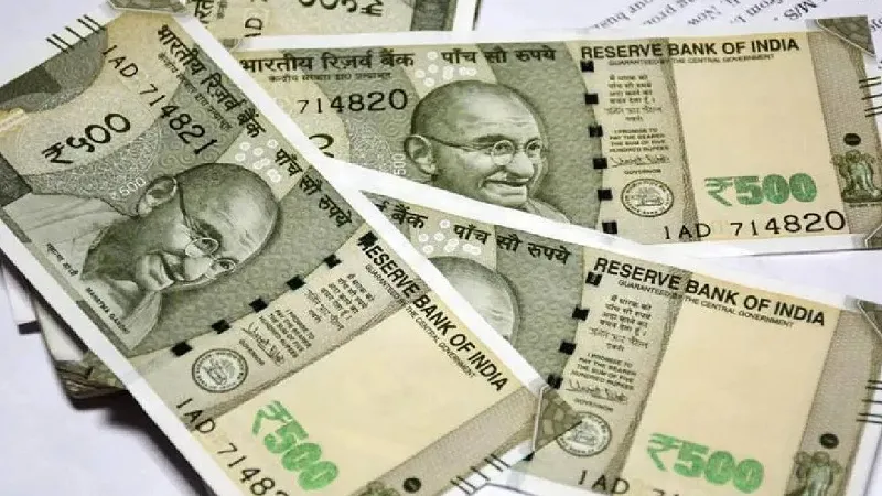 रामपुर : दिन-दहाड़े दुकान की तिजोरी तोड़कर चुराए रुपये, चोरनी CCTV में कैद...पीड़ित शटर गिराकर गया था नमाज पढ़ने 