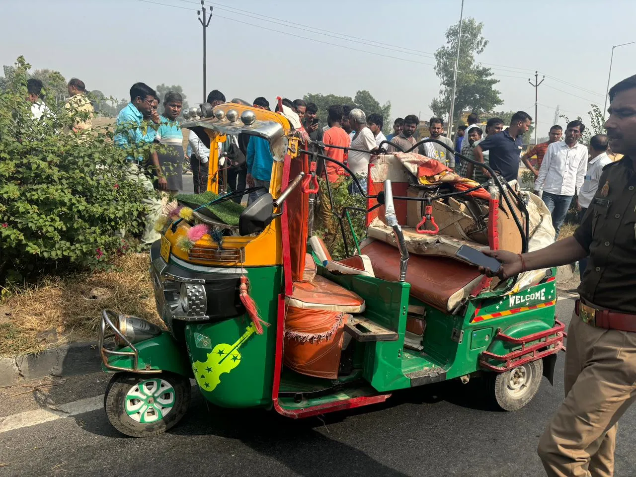 फिरोजाबाद के सड़क हादसे में इटावा जिले के तीन लोगों की मौत...दवा लेने के लिए गए थे, हादसा देख सहम गए लोग