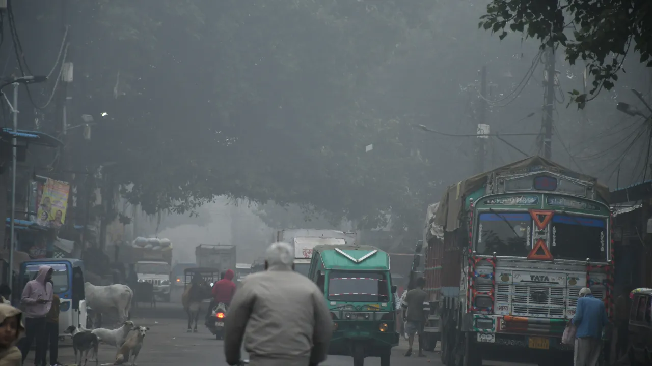 जहरीली हुई शहर की हवा, 378 पहुंचा AQI, निकले मास्क लगाकर