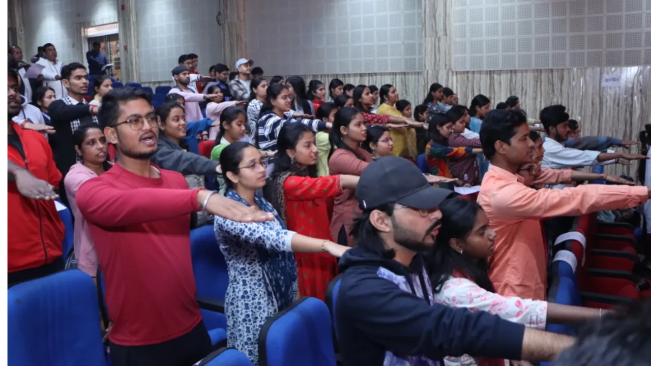 लखनऊः छात्रों ने ली संविधान का पालन करने की शपथ