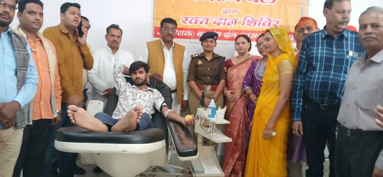 कासगंज: बलिदानियों की याद में बजरंग दल के नेताओं ने किया रक्तदान