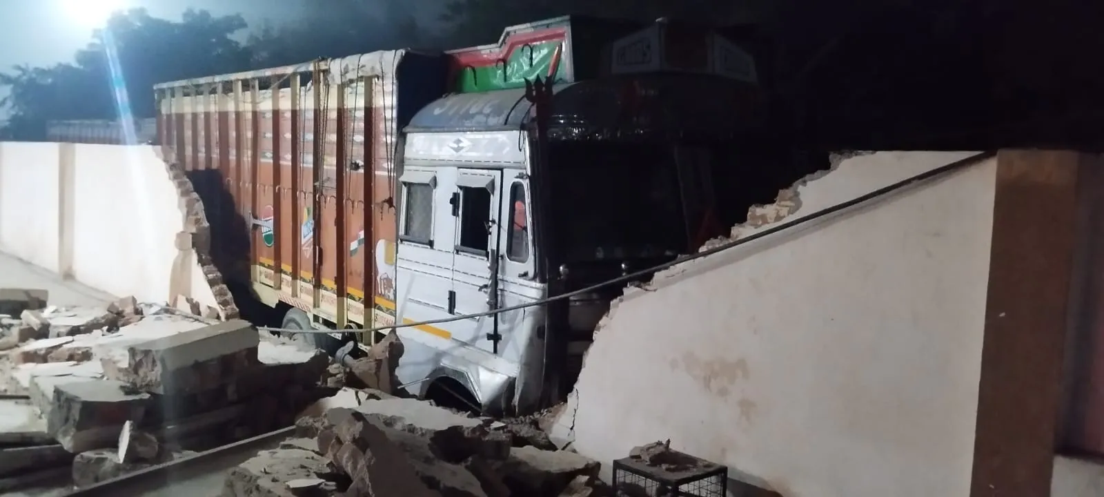 प्रयागराज: रिफाइंड लदी ट्रक अनियंत्रित होकर प्लेटफार्म की दीवार तोड़कर घुसी, मलबे में महिला यात्री दबी