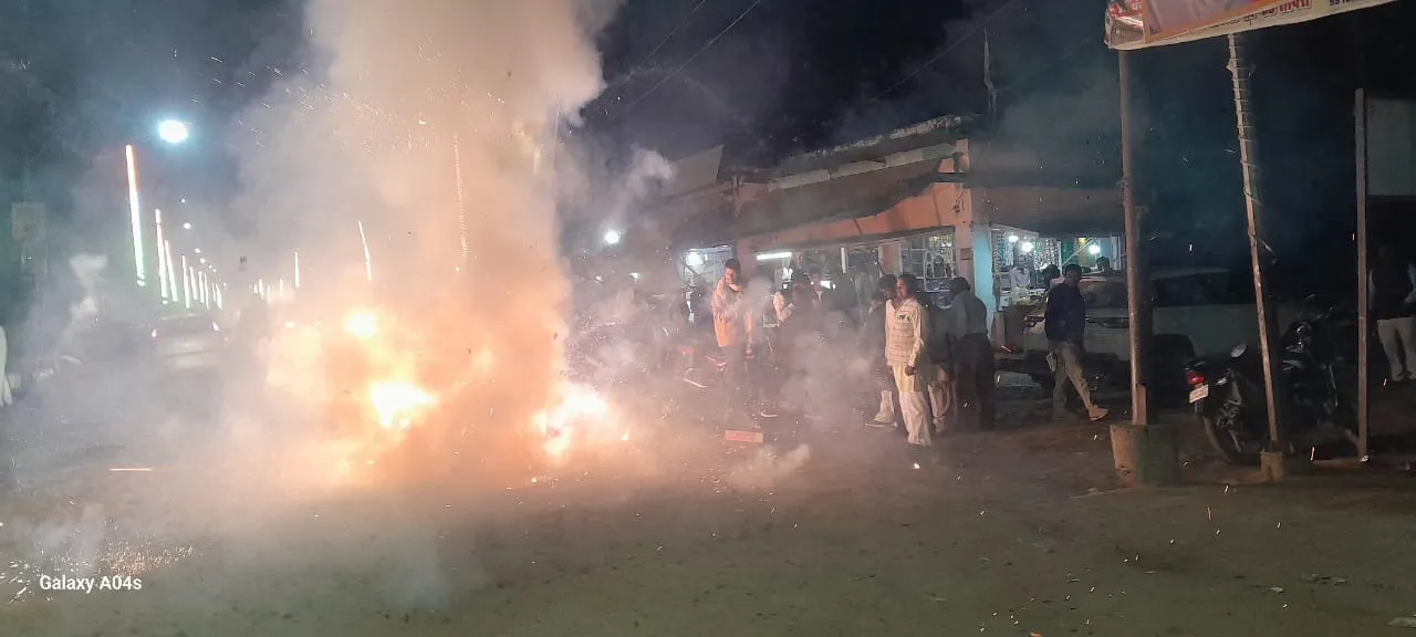 बहराइच: पार्टी के जीत की खुशी में भाजपाइयों ने जमकर दागे पटाखे, मिठाईयां बांटी